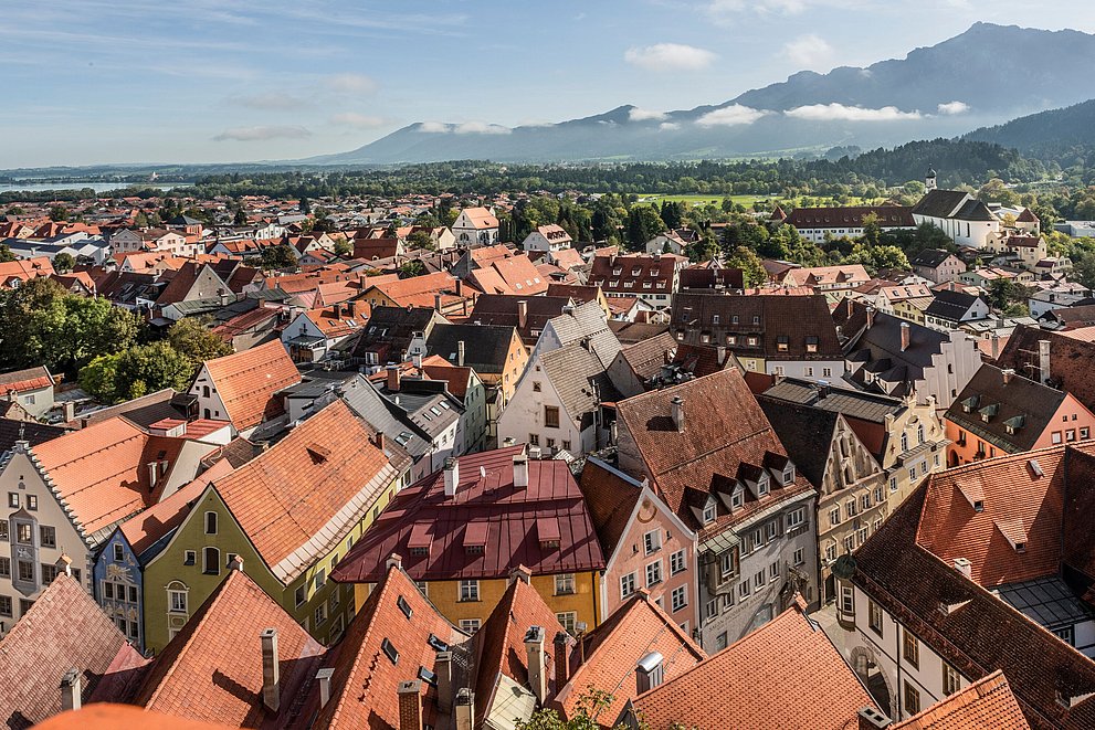 Dächer einer mittelalterlichen Altstadt von oben, dahinter Berge Dächer einer mittelalterlichen Altstadt von oben, dahinter Berge