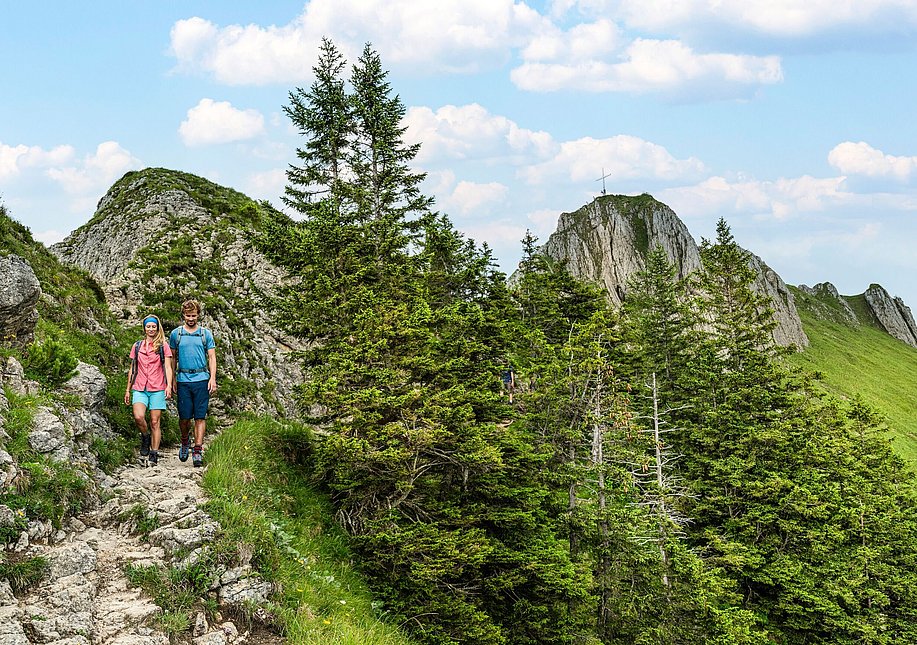 Zwei Wanderer auf einer Bergtour im Gebirge