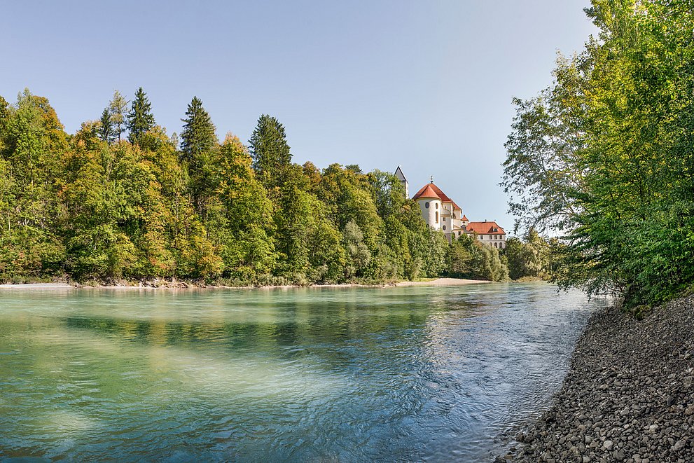 ein Fluss und eine Klosterkirche im Hintergrund ein Fluss und eine Klosterkirche im Hintergrund