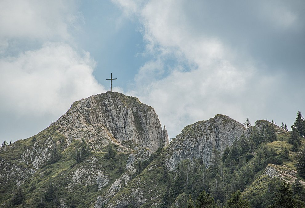 Berggipfel mit Gipfelkreuz Berggipfel mit Gipfelkreuz