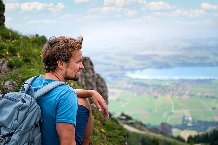 Wanderer schaut vom Berggipfel ins Tal
