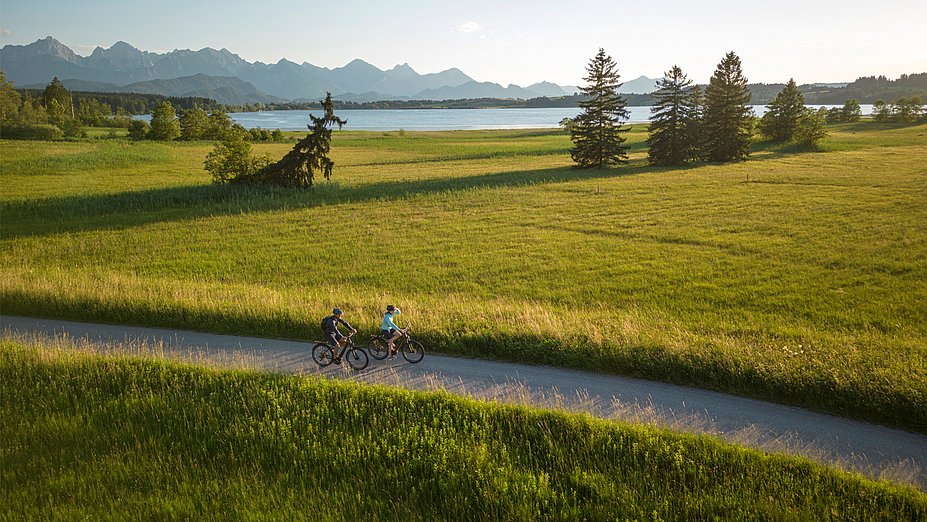Radfahren mit Ausblick am Bannwaldsee