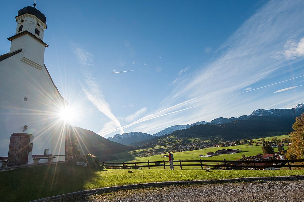 Kapelle im Abendlicht dahinter Berge Kapelle im Abendlicht dahinter Berge