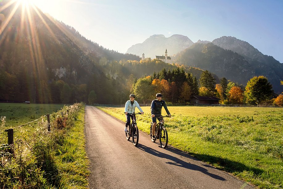Zwei Radfahrer vor Schloss Neuschwanstein Zwei Radfahrer vor Schloss Neuschwanstein