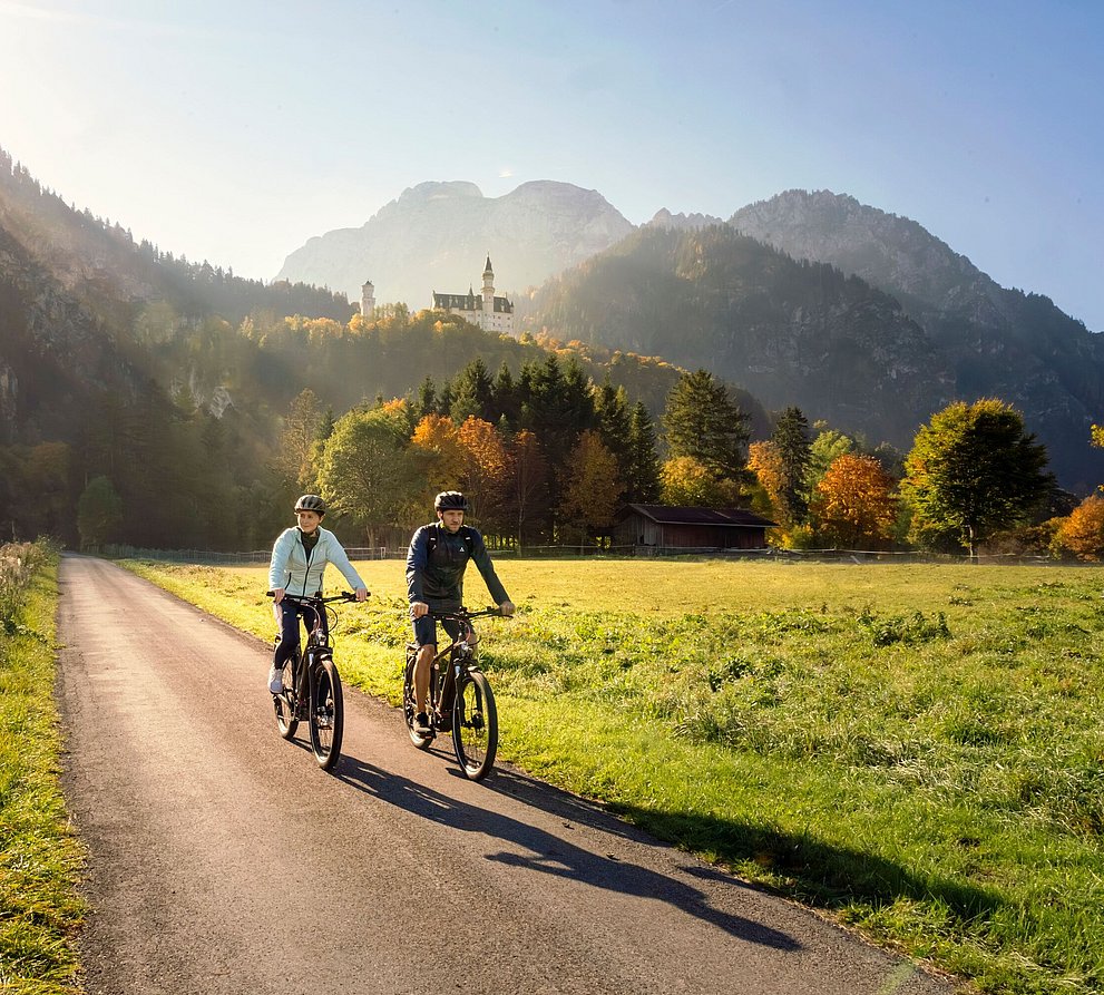 Zwei Radfahrer vor Schloss Neuschwanstein Zwei Radfahrer vor Schloss Neuschwanstein